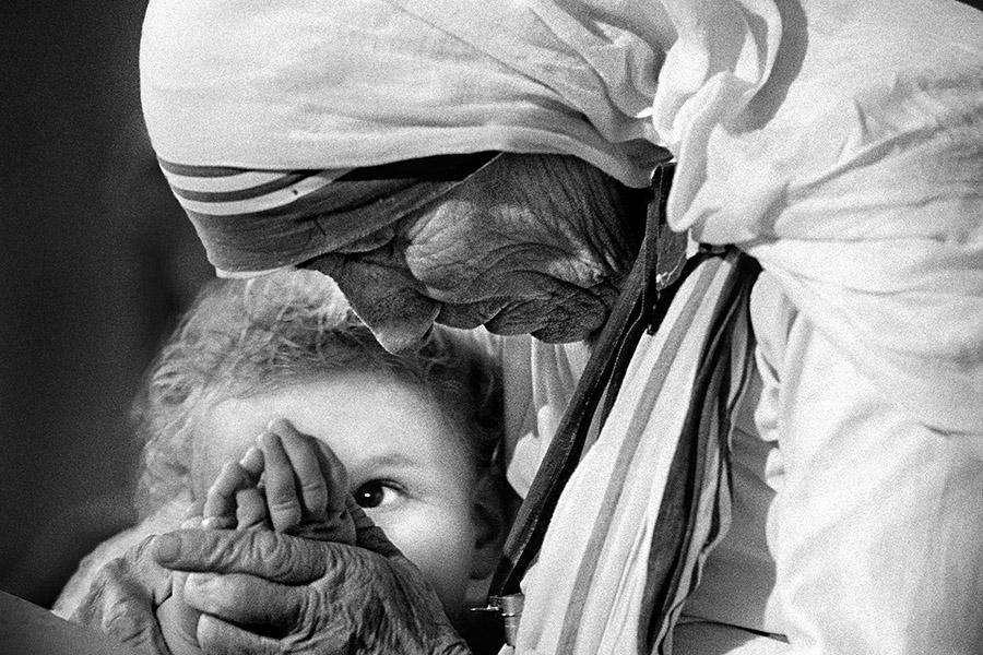 En una de las películas que se hicieron sobre la Madre Teresa de Calcuta (no recuerdo cual) vi una escena que me impresionó.